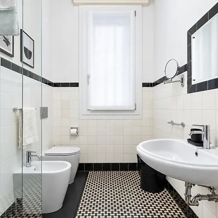 Design Deco Three Bedroom In Downtown Appartement Bologne
