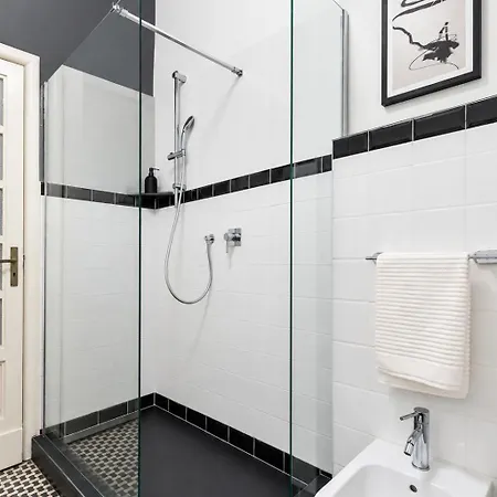Design Deco Three Bedroom In Downtown Appartement Bologne